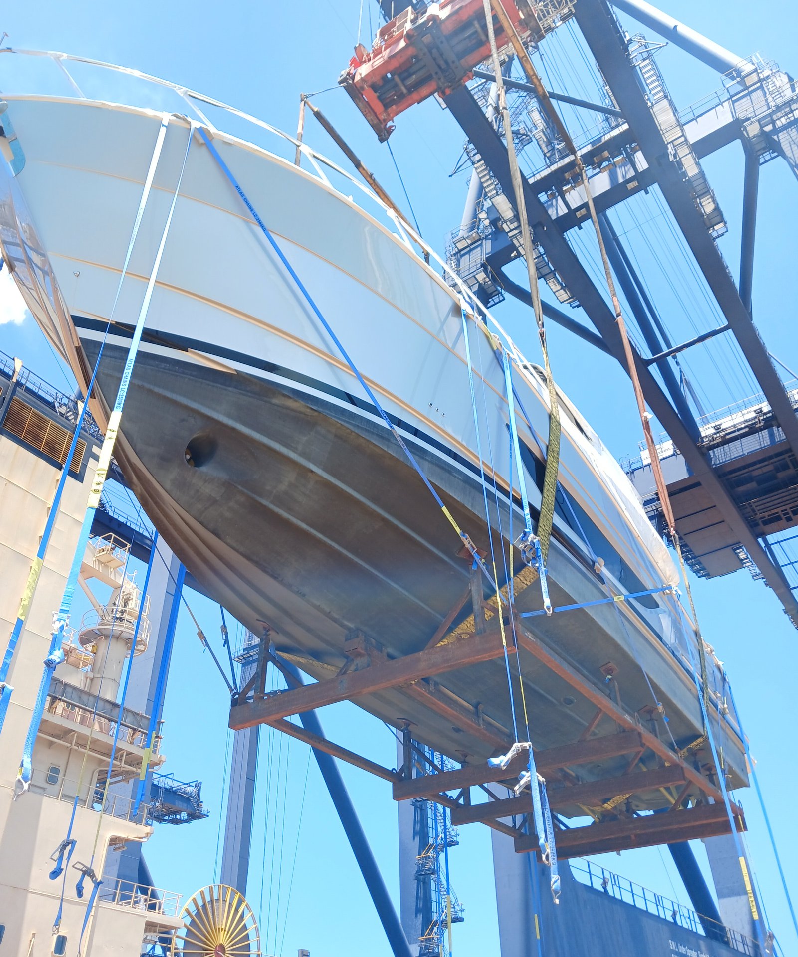 Yacht discharge survey by heavy-lift crane